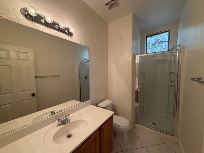 Foto del edificio - This proeprty has been shown before and will be leased to the first qualified applicant. To sched...