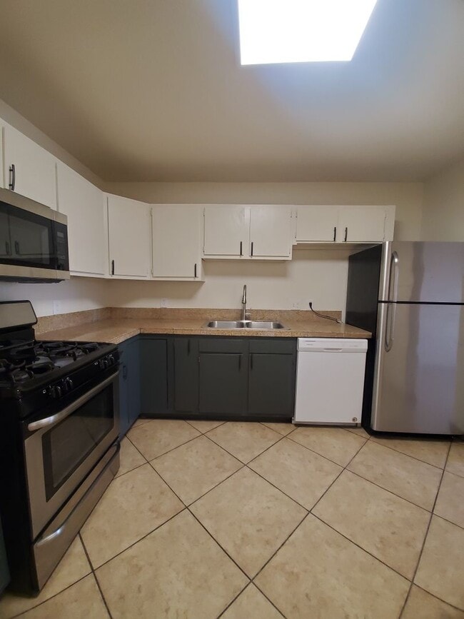 Building Photo - 4 bedroom, 1.5 bath - North Phoenix - Big ...