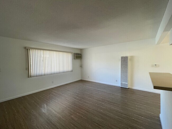Foto del edificio - 1350 E Washington Blvd