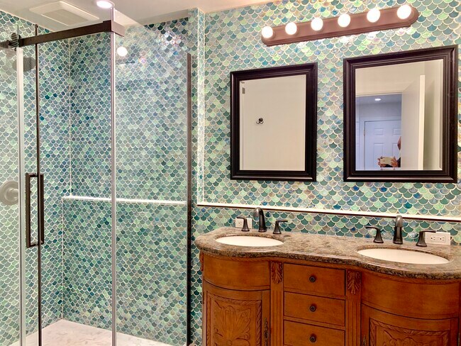 Double-sink bathroom - 322 21st Ave