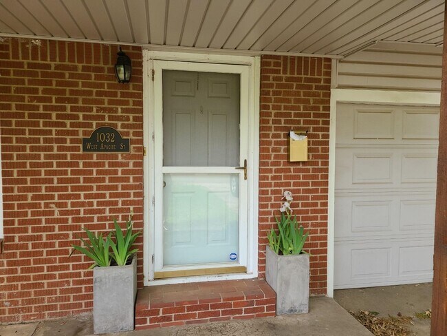 Building Photo - Updated, trendy and Ready for move in! 2 b...