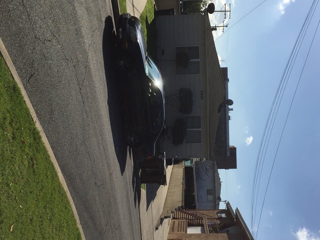 Building Photo - Triplex Cash Flow West of Hawthorne