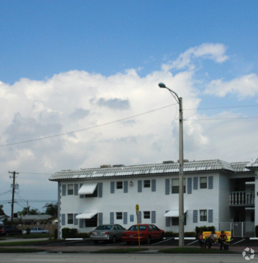 Building Photo - Lomas Apartments