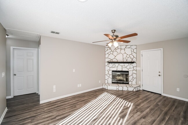 Building Photo - 1464 Rose Hill Dr W