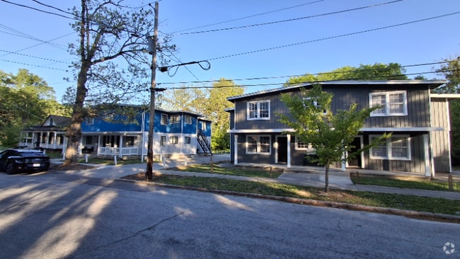 Building Photo - 304 Maplewood Ave NE