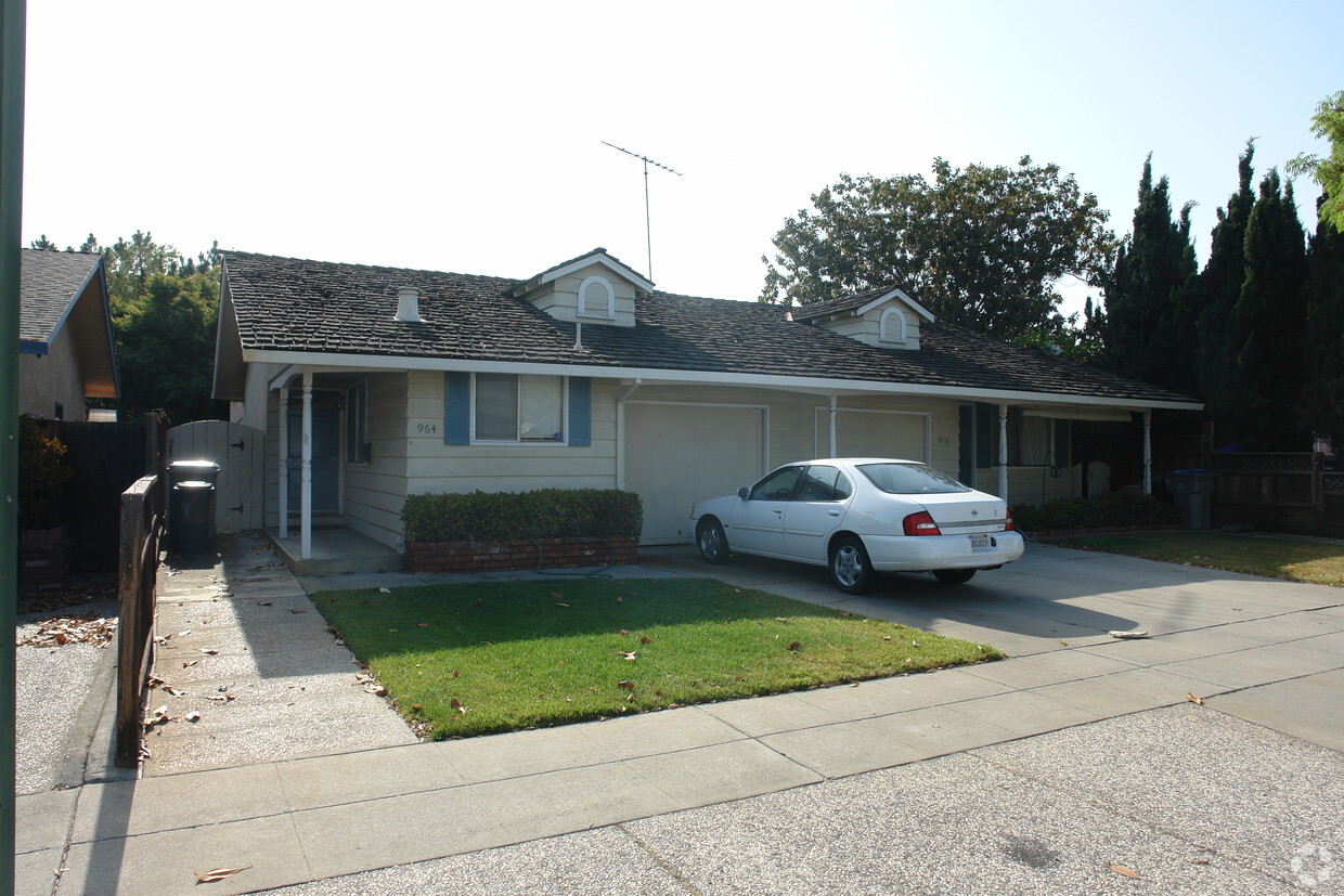 Building Photo - 966 Desert Isle Dr