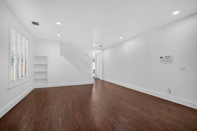 Building Photo - 1901 Bright Willow Cir