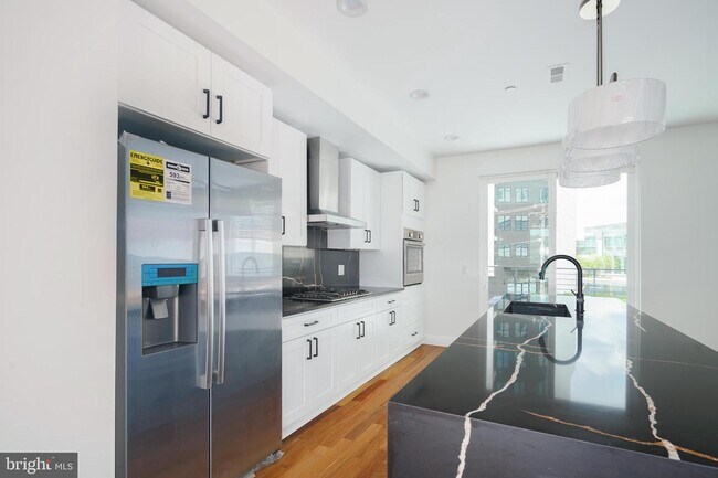 Building Photo - 676 N 13th St