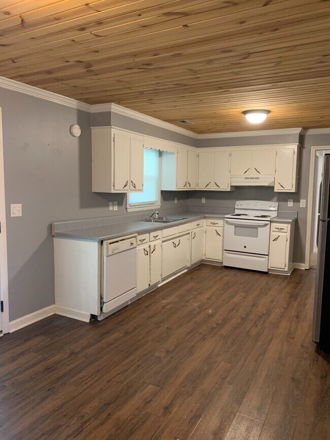 Building Photo - 4 Bedroom, 2 Bath Brick Home in Manchester...