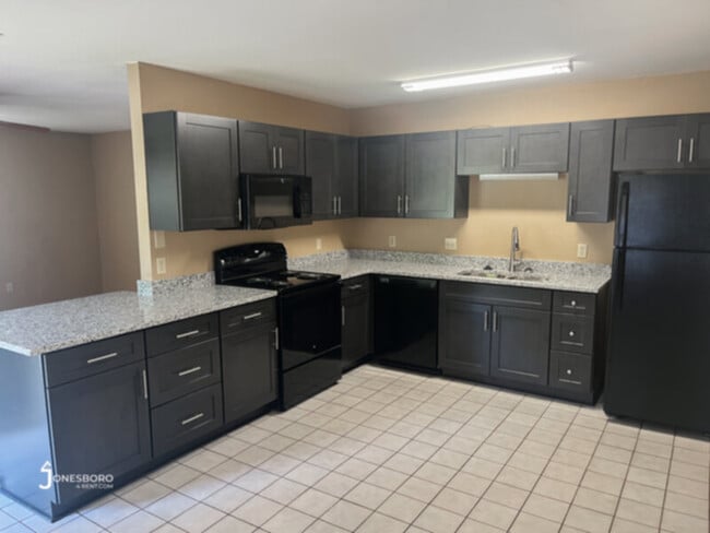 Building Photo - HOUSE: 3 Bedroom 2 Bath with plenty of space!