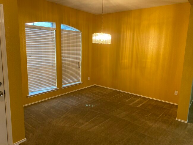 Building Photo - 1105 Urban Dr