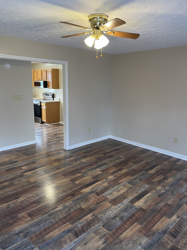 Foto del edificio - 705 Candlewood Dr