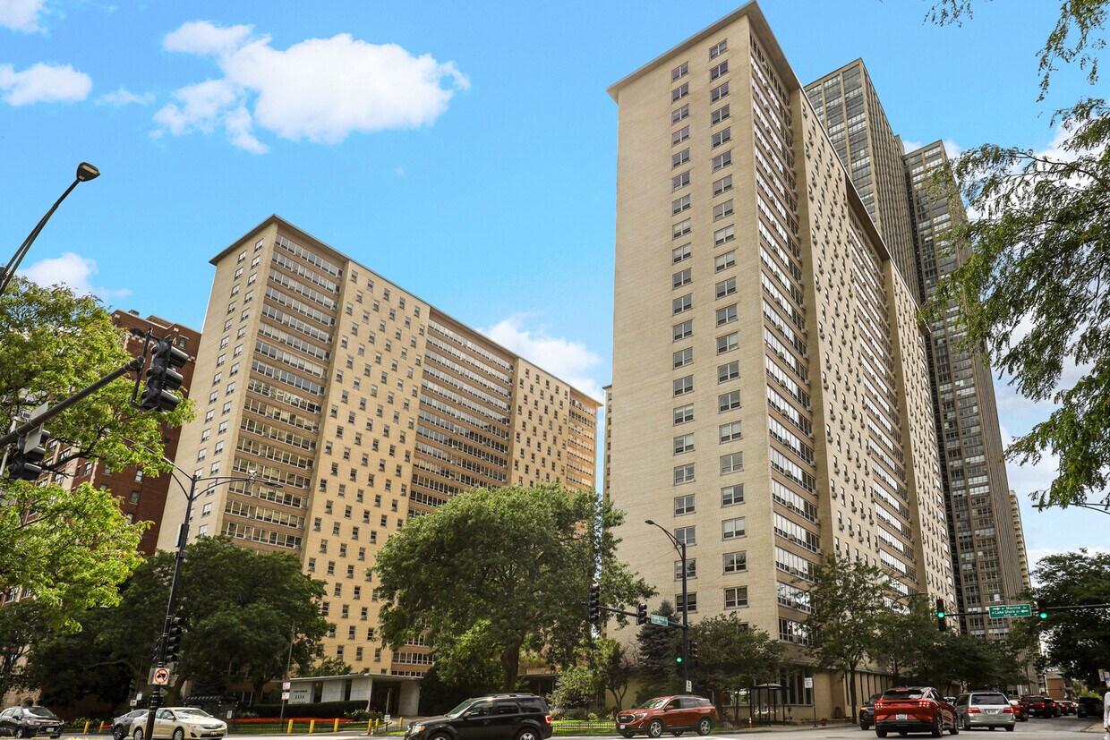 Foto principal - 3950 N Lake Shore Dr