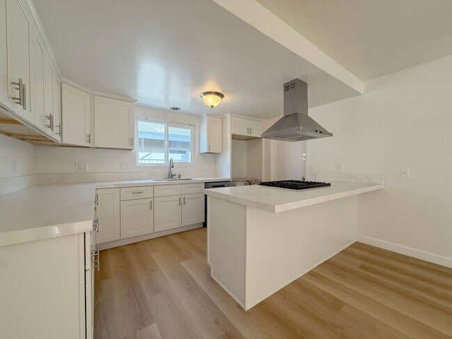 Foto del edificio - 4 Bed +2 Bath + 2 Car Garage - New Kitchen...