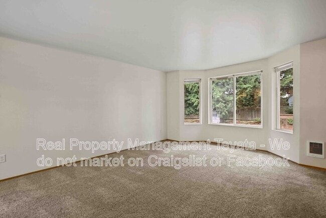 Building Photo - 2421 Bickford Ave