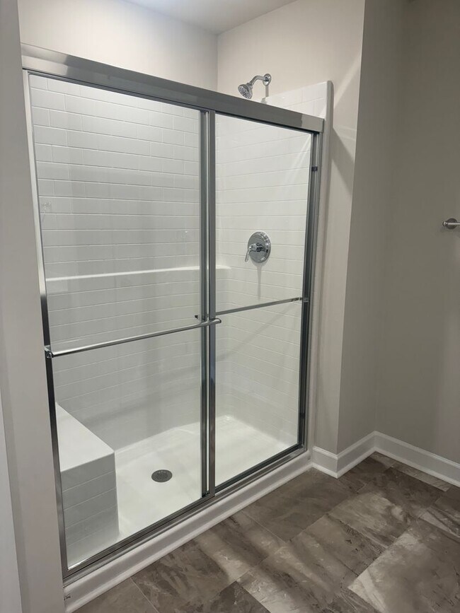 Foto del edificio - Brand New Luxury Living!