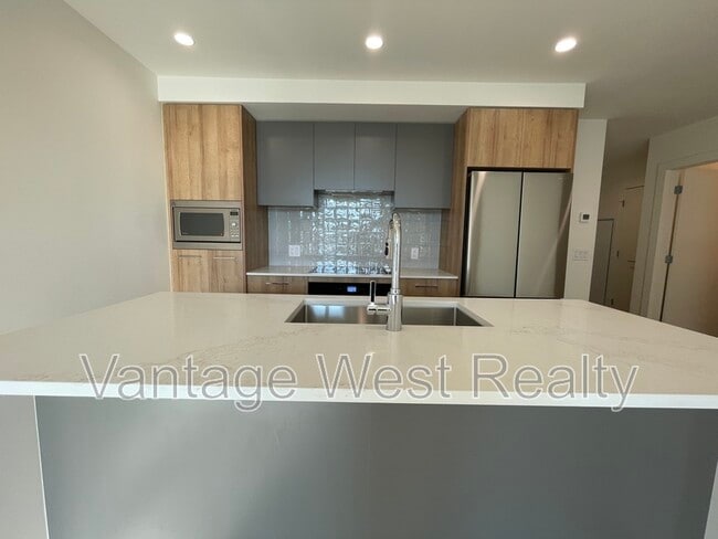 Building Photo - 306-3699 Capozzi Rd