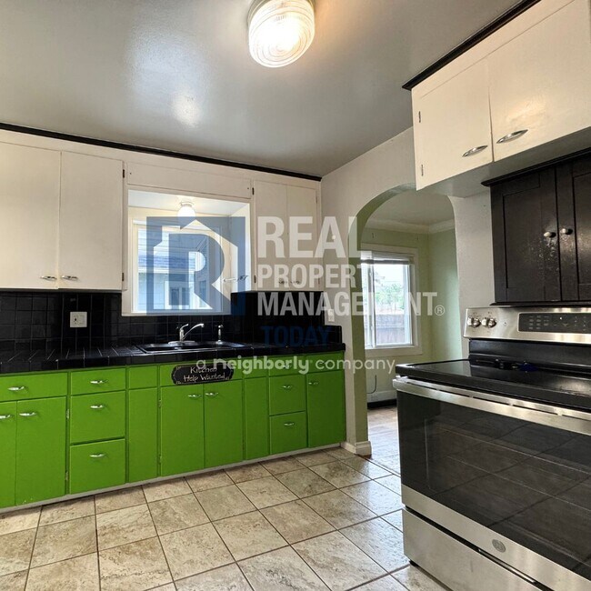 Foto del edificio - Sweet 3 bedroom and 2 bath + 3 car garage ...
