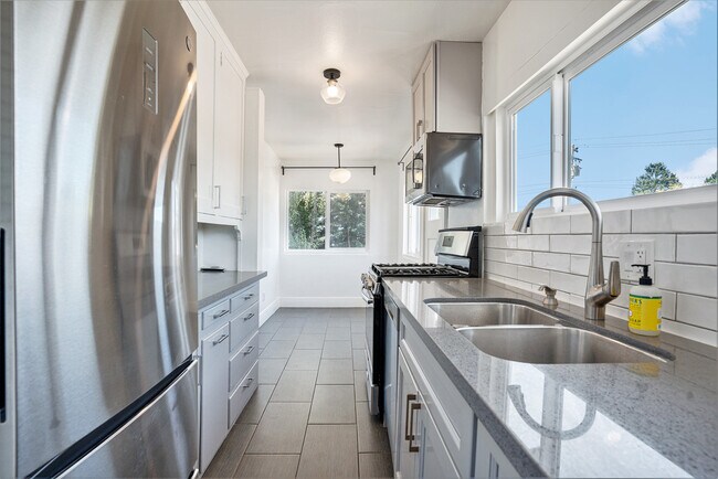 Foto del edificio - 5737 Claremont Ave