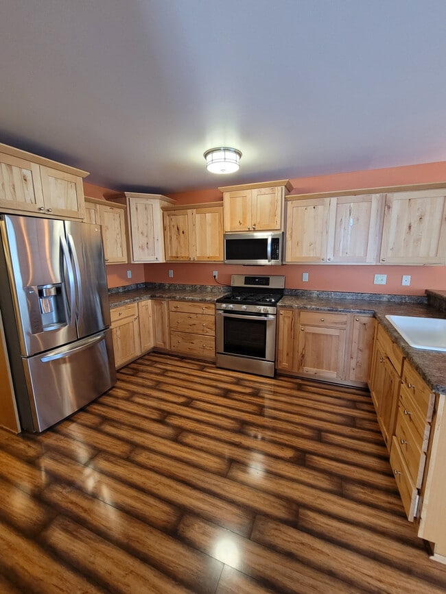 Building Photo - 6526 Birchmont Dr NE