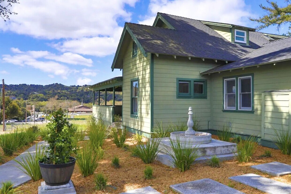 Primary Photo - Fully Furnished 3 Bed/2 Ba + Bonus Room House