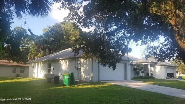 Building Photo - 612 Oakwood Pl