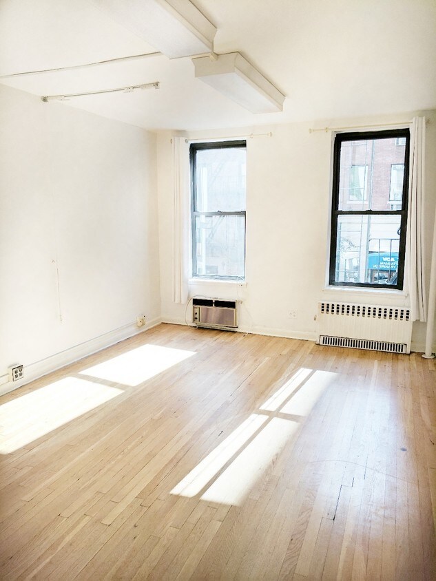 Primary Photo - 239 E 80th St