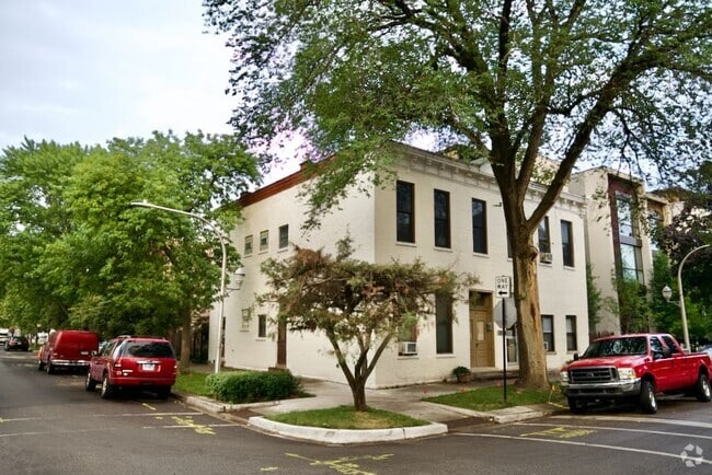 Building Photo - 2825 W Shakespeare Ave