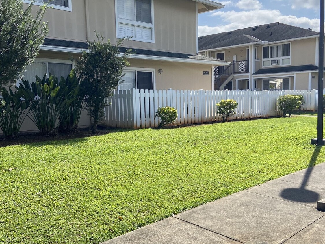 Primary Photo - Highly Desirable 3 bedroom Town house in H...