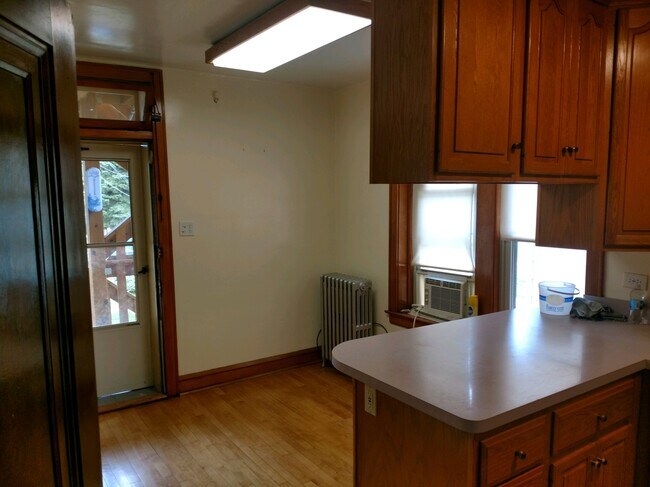 Dine in Kitchen - 5531 N Linder Ave