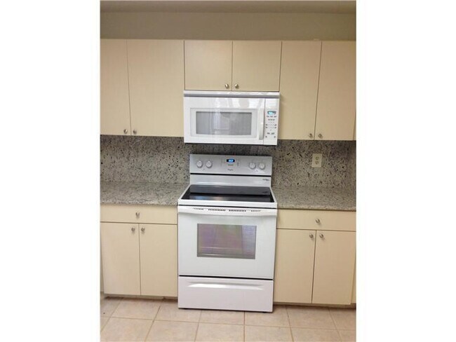 Foto del edificio - 6542 Via Regina