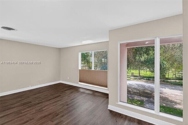 Foto del edificio - 539 Menendez Ave