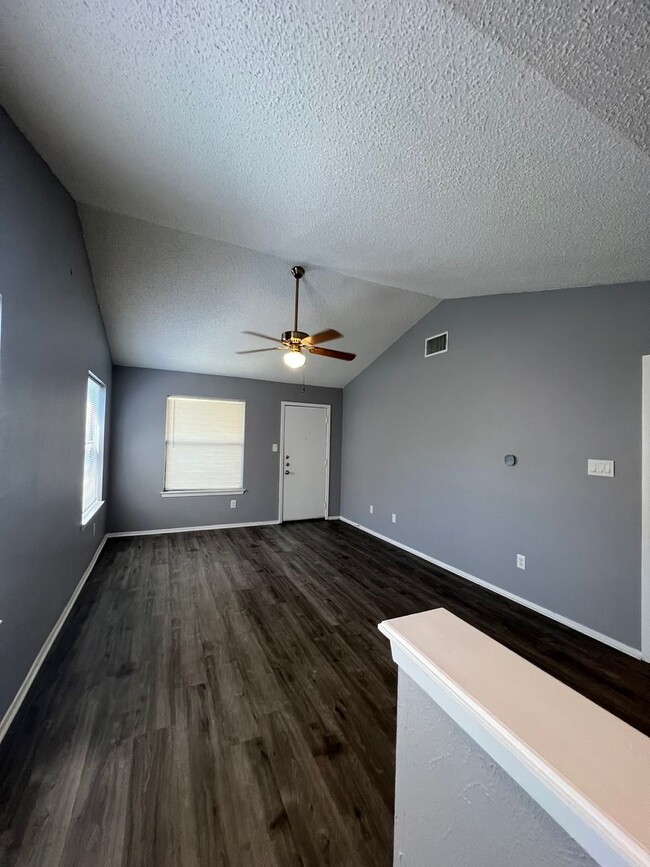 Building Photo - Two Bedroom Duplex with Garage and Covered...