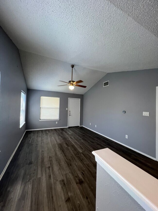 Foto del edificio - Two Bedroom Duplex with Garage and Covered...
