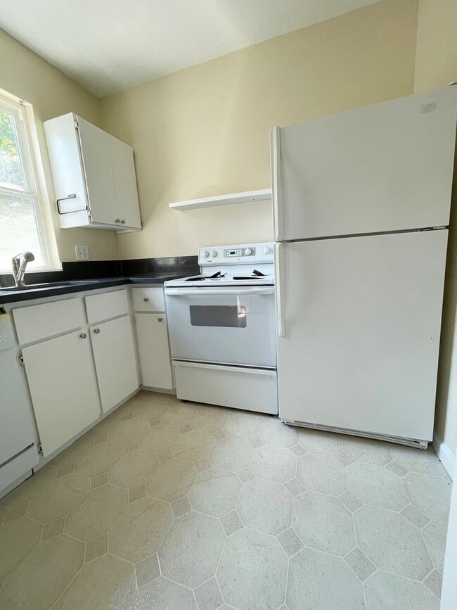 Photo - Quiet and Cozy Two Bed in SW Portland 5 plex~ Open Floor Plan~ Great Shared Outdoor Space~ Off St... Apartment