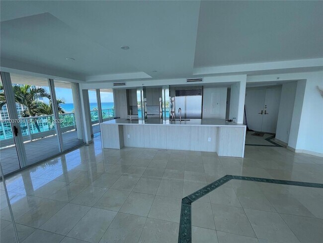 Foto del edificio - 5025 Collins Ave