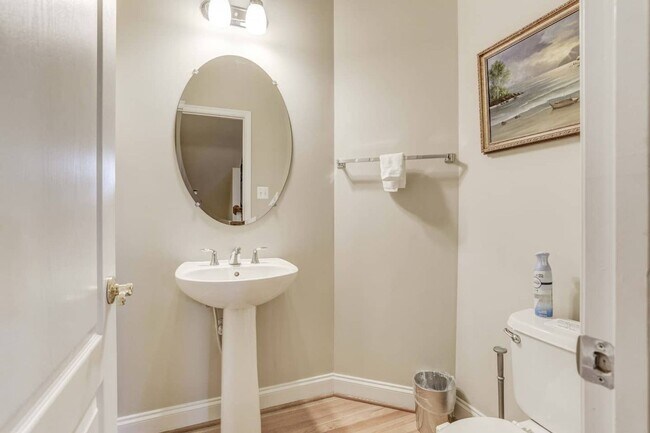 Foto del edificio - BEAUTIFUL 4 LEVEL TOWNHOME IN GERMANTOWN. 4 BEDROOM, 4.5 BATHS