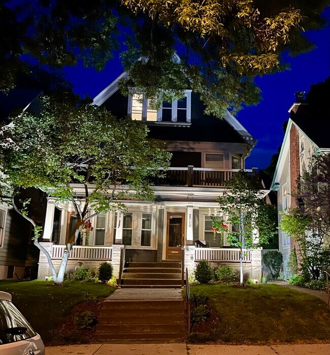 Foto del edificio - 2712 N Farwell Ave