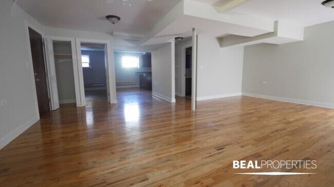 Building Photo - 1 bedroom in CHICAGO IL 60657