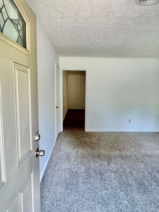 Foto del edificio - Cozy Meets Spacious: 4BR/2BA with Bonus Den & Patio