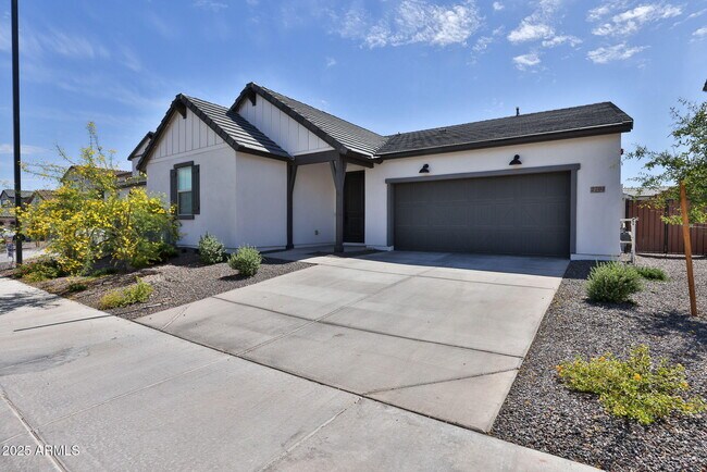 Foto del edificio - 2704 N 216th Ave