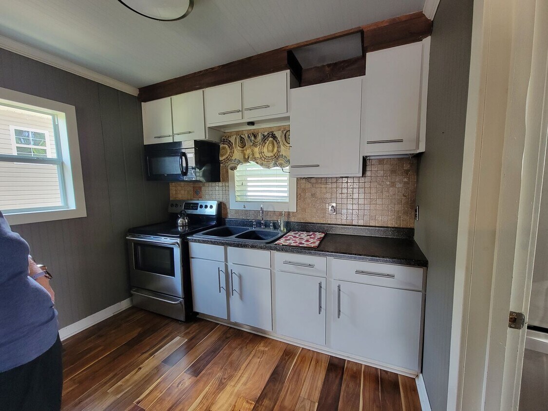 Building Photo - 2 Bed/1 Bath Erath House - $950