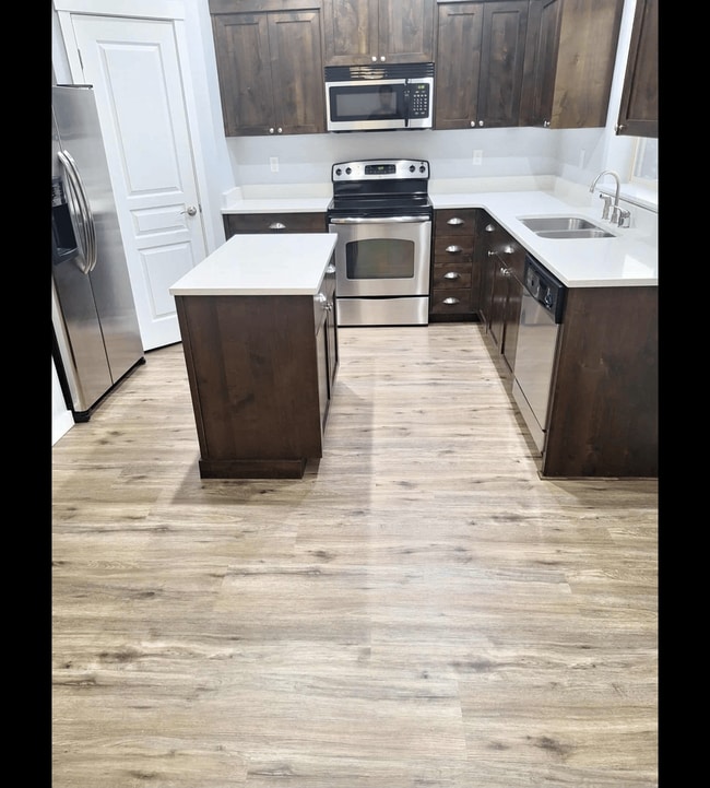 Building Photo - ? Stunning 3 Bedroom, 2.5 Bath Townhome in...