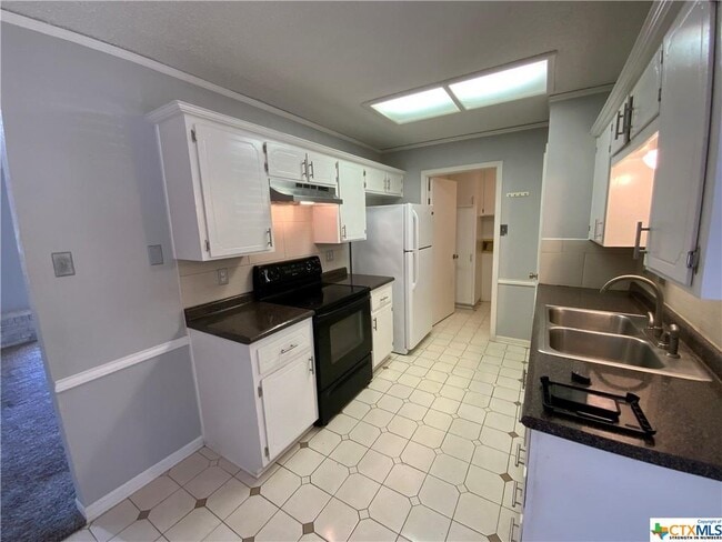 Building Photo - 1813 Meadowbrook Dr