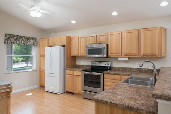 Building Photo - "Long-Term Rental: Spacious 3 Bed, 2 Bath ...