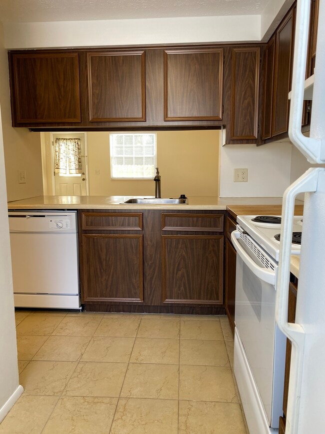 Kitchen - 6005 Black Oak Dr