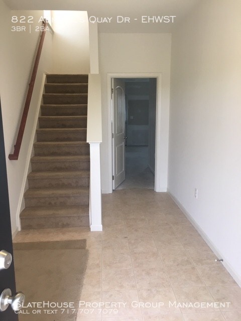 Building Photo - Beautiful Townhome