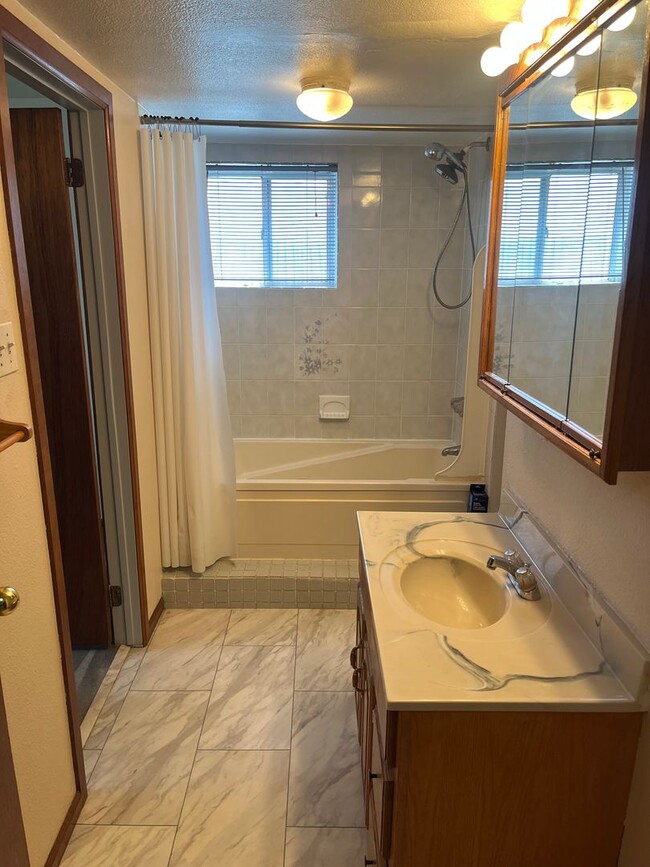Building Photo - Spacious 5 Bedroom, 3 Bath Home Available ...