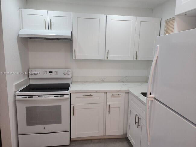 Foto del edificio - 8305 Sunrise Lakes Blvd