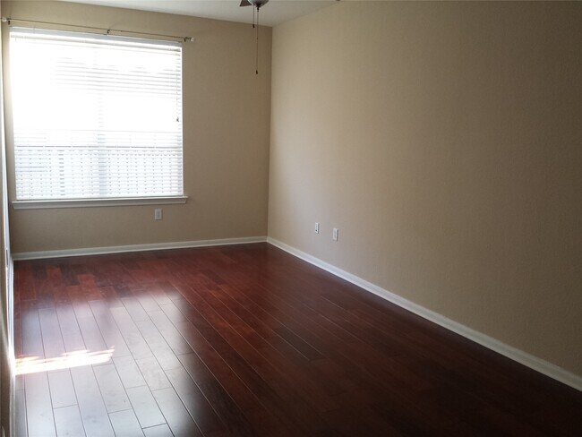 Building Photo - 7575 Kirby Dr